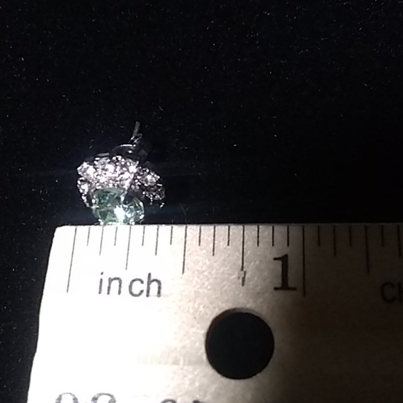 🆕🍈Swarovski chrysolite earrings - Picture 4 of 4